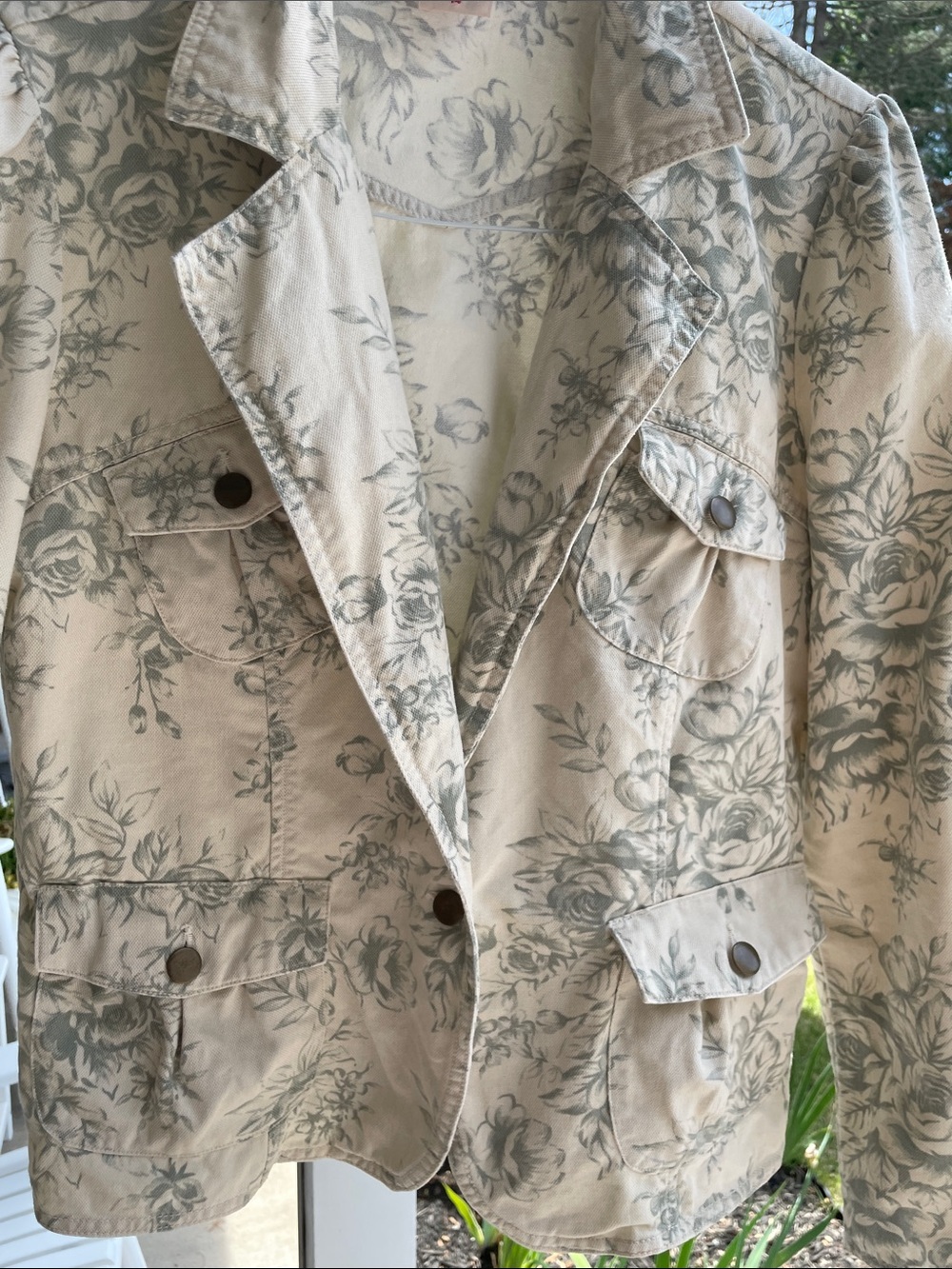 Adorable light Glory Cream Floral Jacket. Great with jeans or dress - Picture 9 of 13